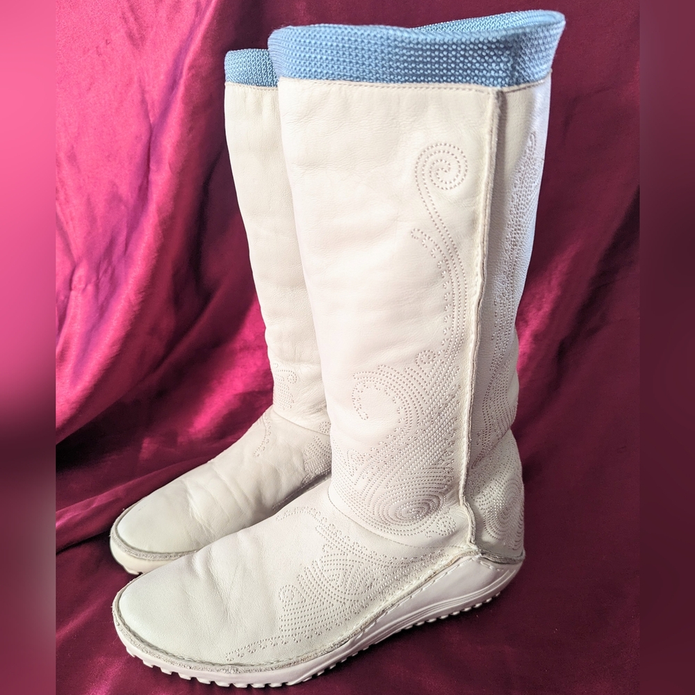 Puma Embroidered Monsoon Boots Cream Color Size 8.5